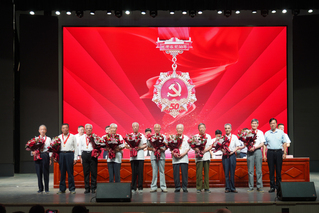 为在党50年的老同志颁发纪念奖...